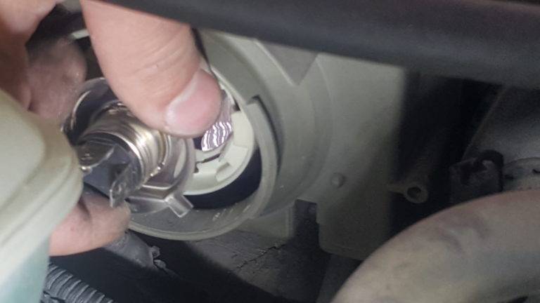 como cambiar una bombilla del coche